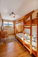 Wohnung 2 Schlafzimmer 2 mit Stockbett und Kleiderschrank